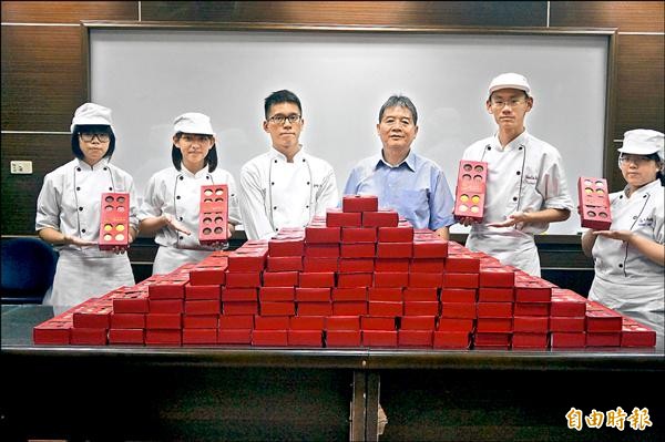 南市亞洲餐旅學校師生以在地食材製作馬卡龍創意月餅。（記者王俊忠攝）