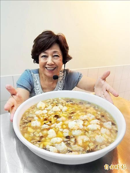 黃婉玲傳授古早台菜料理「肉米蝦」，同時也傳達當年飲食文化的繁華風貌。（記者林孟婷攝）