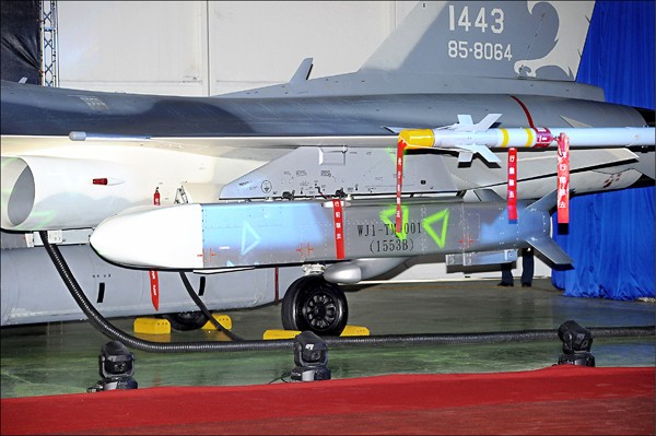 國人自製「萬劍彈聯合遙攻武器」掛載在性能提升版IDF戰機翼下。（中央社）