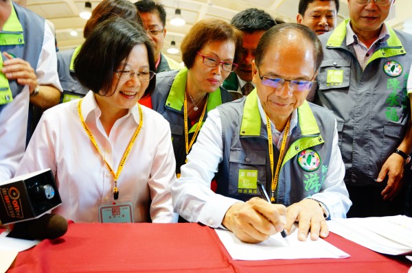 蔡英文（左）今天陪同游錫堃（右）完成參選新北市長登記。（記者林郁姍攝）