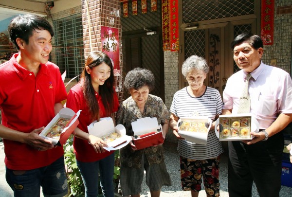 遠東科大學生將自製的月餅分送給地方弱勢，提前歡度佳節。（記者吳俊鋒攝）