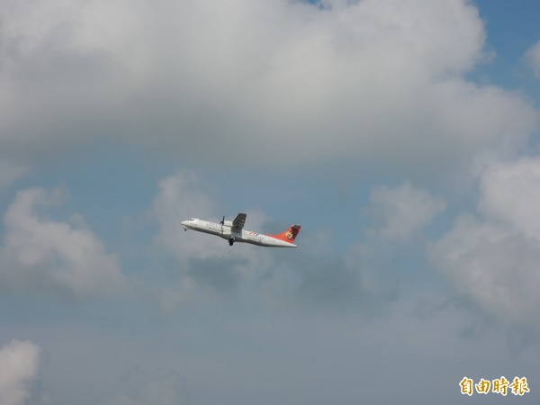 復興馬公飛高雄班機遭鳥擊延誤一個半小時起飛。（記者劉禹慶攝）