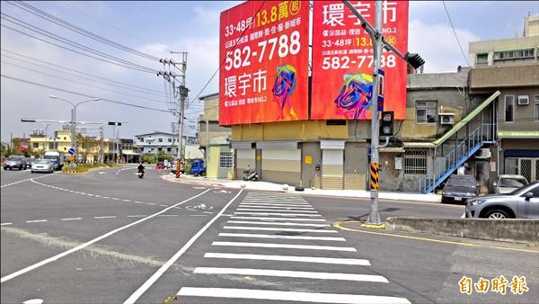 新竹縣竹東鎮光明路與公道五路路口的人行、車行綠燈同時亮起，有可能造成行人被右轉車輛撞到。（記者蔡孟尚攝）