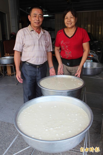 鄭明堂（左）與太太楊玉英遵循古早製作手法，所做出的麻糬散發濃郁米香、口感彈Q有勁。（記者林孟婷攝）