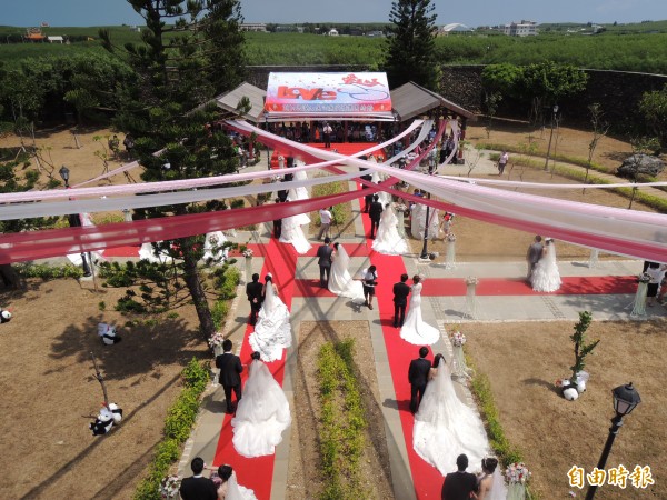 澎湖縣政府打造七美結婚天堂浪漫意象，在南嶼城舉行集團婚禮。（記者劉禹慶攝）