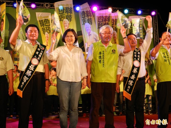 民進黨主席蔡英文今晚在北港鎮批評馬英九總統每天為台灣創造危機。（記者鄭旭凱攝）