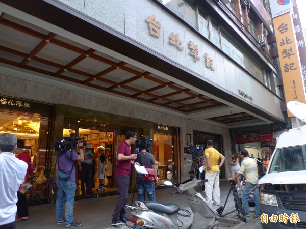 犁記在店外貼出聲明，表示「芝麻肉餅」使用的是強冠「特製化」豬油，並非全統香豬油。（記者游蓓茹攝）

