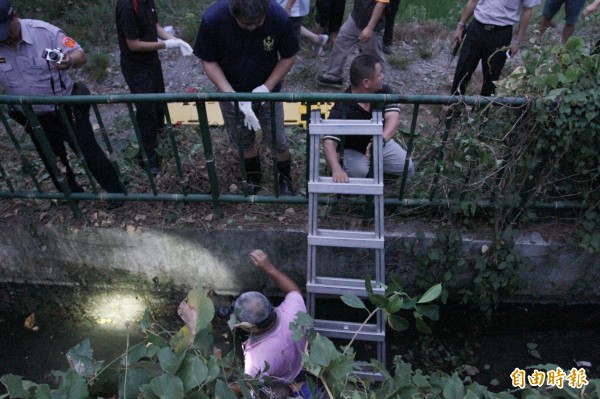 花蓮玉里鎮有男子掉進排水溝，警消沿著排水溝往下搜尋，發現男子遺體。（記者花孟璟攝）