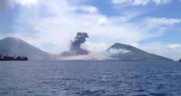 塔烏魯火山爆發震天撼地,大自然的威力可見一斑。(圖擷取YouTube) 塔烏魯火山爆發震天撼地,大自然的威力可見一斑。(圖擷取YouTube)