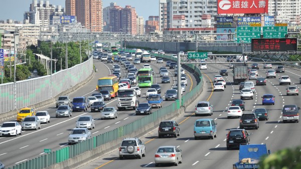 下午國道湧現一波北返車潮。（資料照，記者黃志源）