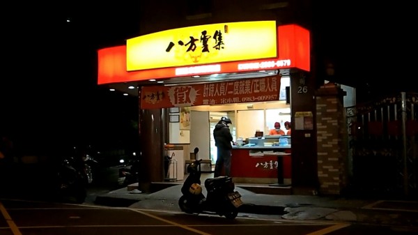 知名連鎖店「八方雲集」也有用餿水油，而為保障消費者權益，所有門市的咖哩水餃及鍋貼全部下架、停賣並銷毀。（資料照，記者余衡攝）