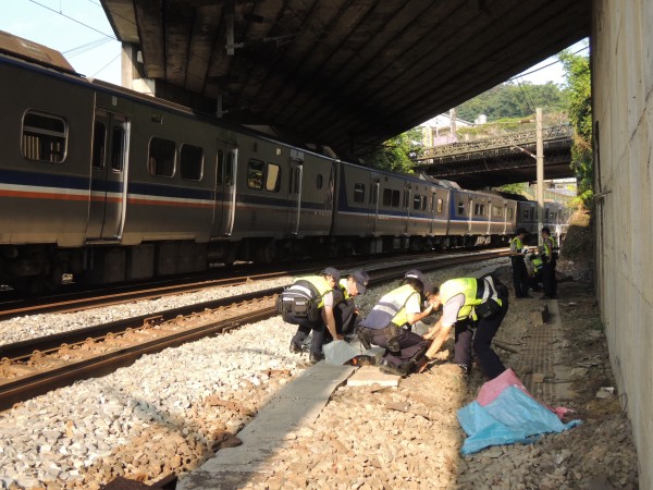 今日下午4時許，台鐵4177次區間車在八堵、暖暖站之間撞上一名男子，男子當場死亡，1小時後才恢復雙向運行。（記者林嘉東攝）