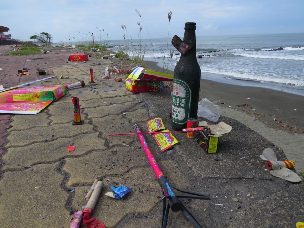 南市黃金海岸留下滿地的炮屑垃圾，但數量已大不如前。（記者蔡文居攝）