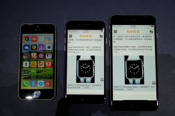 Apple iPhone 6 Plus（右一）、iPhone 6 （中間）上市在即，台灣將在26日開始預購，電信業者也積極備戰。（記者陳炳宏攝）