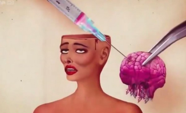 影片中，女子最後甚至把腦袋都換成了粉紅色，與美國女子布蘭迪班奈特想把自己變得「無腦」不謀而合。（擷自Karnaval.com臉書）