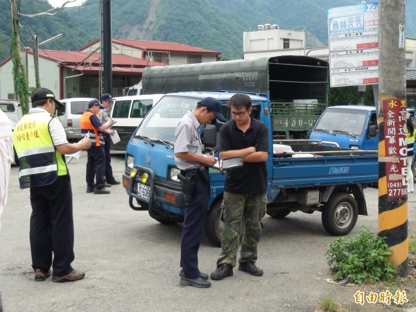 警方為遏阻山區違規超載亂象，加強交通稽查，並已告發二十起違規案件。（記者陳信仁攝）