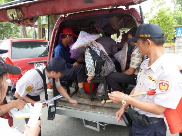 南投發生載運採茶工的小貨車翻覆意外，警方加強攔查取締違規超載的車輛。（記者陳信仁攝）