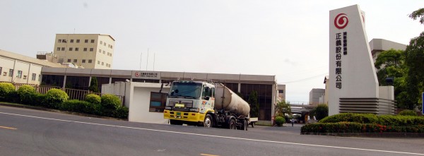 屏東衛生局稽查進威工廠，發現一共有7家公司團購飼料用牛油，包括頂新集團旗下的正義油品。（記者陳文嬋攝）