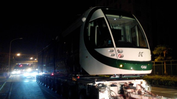 全國首列輕軌綠白車廂深夜在中山高奔馳。（照片由捷運局提供）