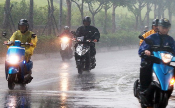 受到輕颱海鷗影響，各地降雨機率大，東半部地區和北部山區容易出現局部短暫陣雨；西半部地區則有午後雷陣雨。（資料照，記者王藝菘攝）