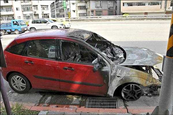 兒童劇團女導演徐琬瑩的汽車自燃，車頭燒毀。（記者邱俊福翻攝）