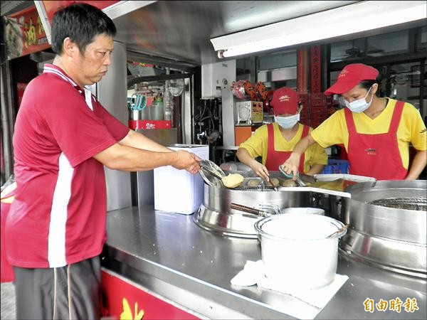 國宴小吃彰化縣北斗肉圓生使用的香豬油也染餿，老闆范振森（左）天天到北港排隊買現炸豬油來炸肉圓。（記者劉曉欣攝）