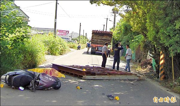 高市昨天發生曳引車違規超載且未綑綁好箱涵鋼板，疑鋼板卡到樹枝扯斷鐵鍊，造成鋼板砸中女騎士慘死意外。（記者陳文嬋攝）