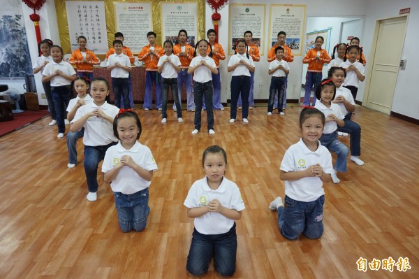 太極門青少年及孩童合聲唱出「良心時代」一曲，希望能串聯更多人心中的好念及良心。（記者張安蕎攝）