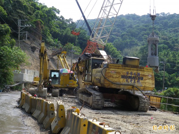 基福公路出口端暖暖東勢街口還在施工中（記者盧賢秀攝）