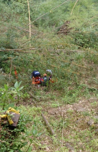 吳姓女登山客今天下午在竹崎鄉奮起湖風景區知名景點的大凍山步道樹石盟路段，不慎滑落約50公尺深的山谷，消防人員冒險入山谷搶救。（記者謝銀仲翻攝）