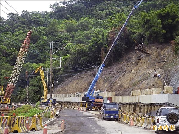 基福公路出口段還在施工，市府要求完工才能通車。（記者盧賢秀攝）