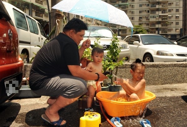 今天受到海鷗颱風外圍雲系影響，東南部、南部地區會出現局部短暫陣雨，各地天氣為晴朗炎熱，須留意午後雷陣雨。（資料照，記者張忠義）