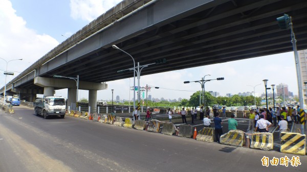 復興北路與環中路六段匝道口交會，居民認為該路口緊鄰下匝道處太危險，要求封閉。（記者俞泊霖攝）