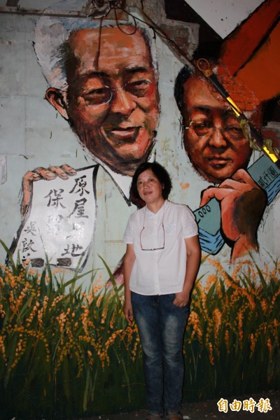 張森文遺孀彭秀春，站在江宜樺、吳敦義畫像前，突顯政府毀約拆屋。（記者鄭鴻達攝）