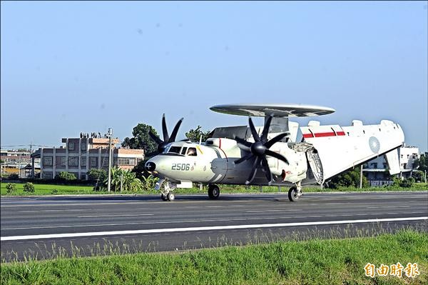 首次參演戰備道起降的E-2K空中預警機精準降落於跑道中央，隨即迅速收起翼展，滑行至跑道末端進行整補。（記者叢昌瑾攝）