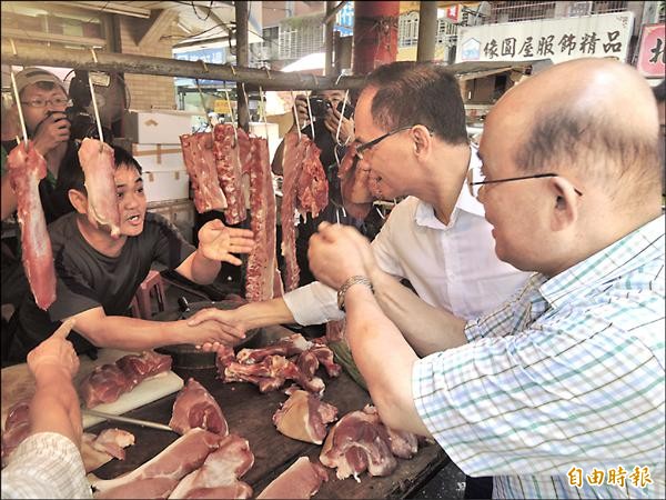 民進黨新北市長參選人游錫堃昨天展開「游政下鄉，真材實料進市場」活動，前民進黨主席蘇貞昌陪同拉票。（記者郭顏慧攝）