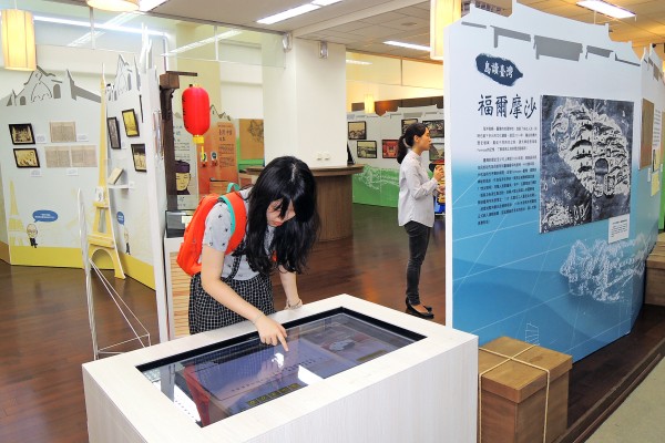 中研院與暨大圖書館舉辦「島讀台灣，時空旅行」特展，讓參觀者利用看板及數位典藏資料穿梭時空，回到過去。（記者佟振國攝）