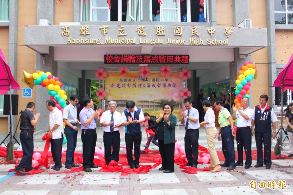 高雄市美濃區龍肚國中新校舍，今天上午舉行落成典禮。（記者陳祐誠攝）