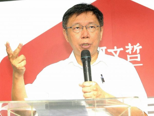 台北市長無黨籍參選人柯文哲上午舉行記者會會，針對MG149帳戶相關問題進行說明，痛批連勝文讓政治的污水染黑了醫生的白袍。（記者陳志曲攝）