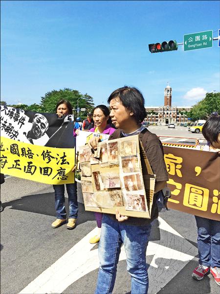 大埔張藥房老闆張森文遺孀彭秀春（右）昨在丈夫週年忌日，走上凱道呼籲政府儘速進行土地徵收條例修法，不希望再有人因土地濫徵亂象受害。（農村陣線提供）