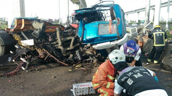 聯結車行經國道1號中山高速公路南下65公里處，因左前輪爆胎，造成車身傾斜後失控衝撞護欄。（記者李容萍翻攝）