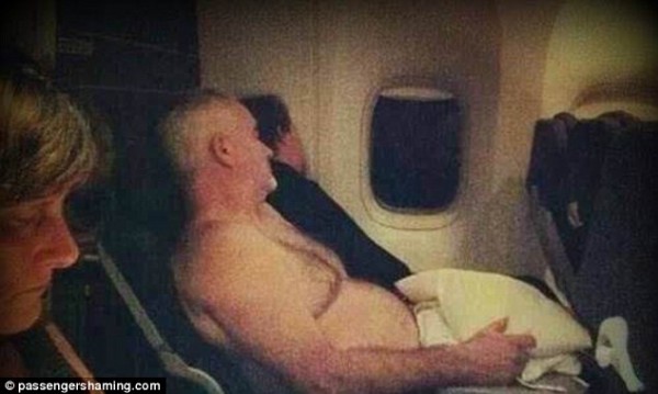 有人堅持在飛機上打赤膊睡覺。（圖片擷取自每日郵報）