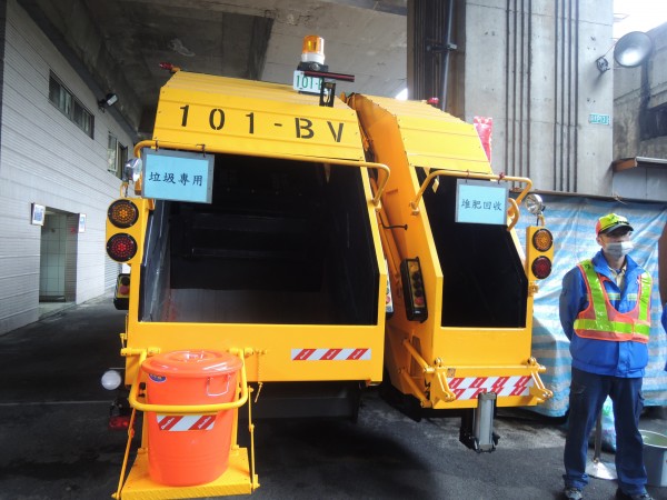 北市垃圾車可同時清運垃圾及廚餘，廚餘皆運往內湖、北投、木柵等3座焚化廠，瀝乾、發酵成堆肥半成品，再由堆肥廠商運到外縣市處理。（資料照，記者黃其豪攝）