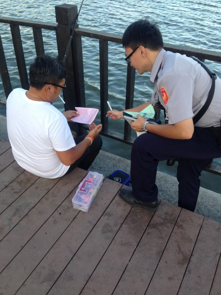 颱風將至，蘆洲警方到淡水河沿岸勸離釣客。（記者曾健銘翻攝）