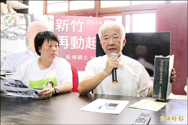 蔡仁堅（右）召開記者會，追打民進黨市長參選人林智堅的建商身分。（記者何宗翰攝）