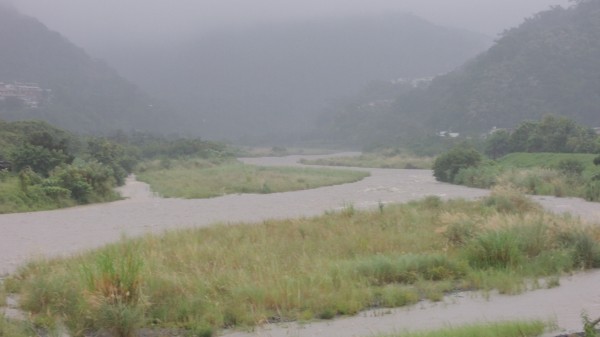 屏東縣泰武鄉的西大武山觀測站累積雨量全台最多，鄉內的溪流水勢湍急。（記者羅欣貞攝）