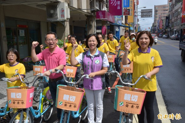 縣議員黃素琴（前排左三）和鎮長參選人林世奇（前排左二）希望盡快建置羅東版UBIKE。（記者朱則瑋攝）