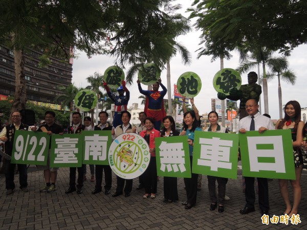 9月22日是世界無車日，也是台南公車日，市長賴清德、議長賴美惠率交通局長張政源等人投入宣導行列。（記者洪瑞琴攝）