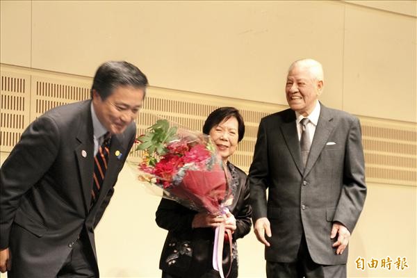 前總統李登輝應日本李友會之邀訪日，廿一日在東京產經廣場演講。前日本防衛省副大臣長島昭久（左）聽完演講後向李登輝夫婦獻花致敬。（駐日特派員張茂森攝）