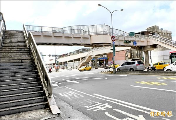 捷運昆陽站前的「捷運昆陽」人行陸橋年底前拆除。（記者盧姮倩攝）